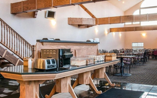 Clarion Hotel Mackinaw City Beachfront