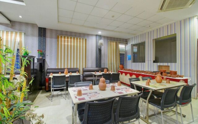 OYO 12941 Hotel Forest Transit