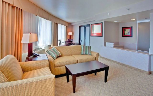 DoubleTree by Hilton Fullerton