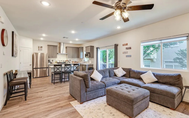 Spacious Family Home in Stockton - Pets Welcome! - фото 3