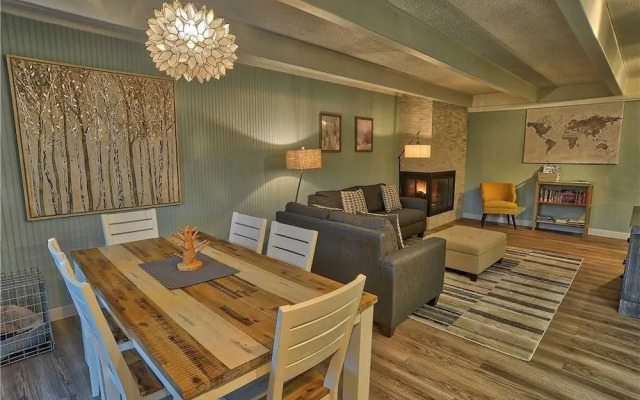 Ski and Racquet B102