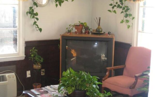 Scottish Inn & Suites