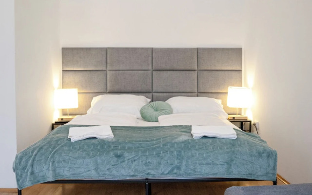 2BR Apt Near Stadthalle