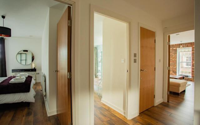 Chester railway station luxury apartment - sleeps 4 & FREE parking!