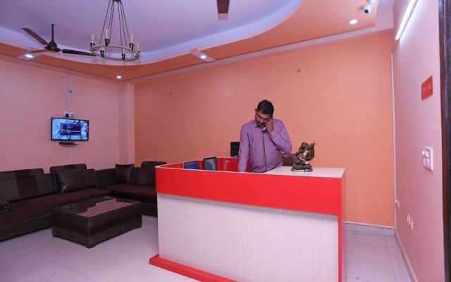 OYO 28172 Hotel Golden Palace