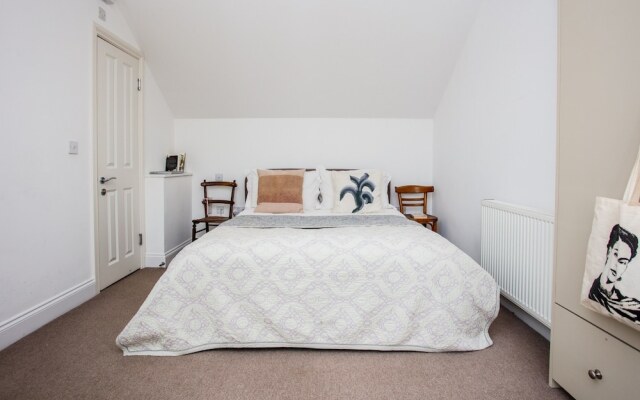 Wonderful 4 Bedroom Home In Kensal Rise
