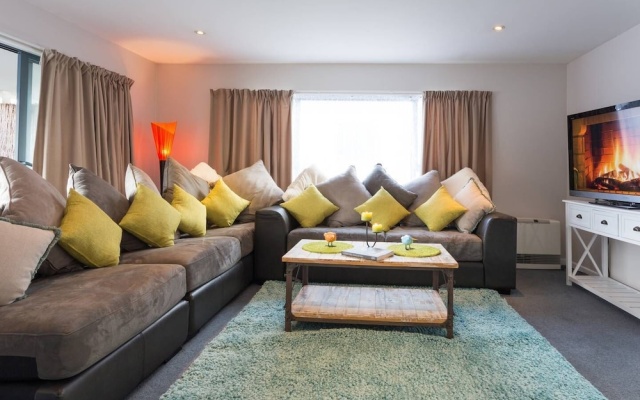 Lake Edge Family Cottage Panoramic View – Guest Rooms – Queenstown
