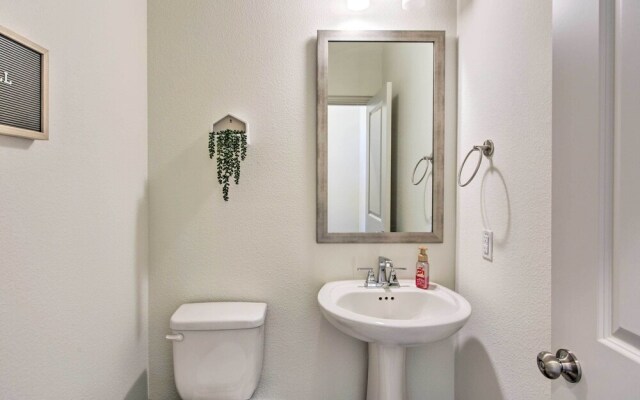 7 Mi to Lewisville Lake: Family Townhome in Frisco