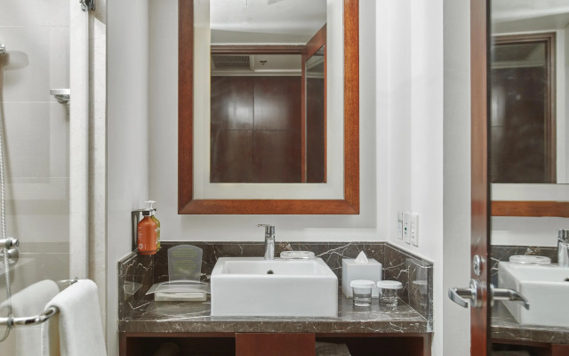 Holiday Inn & Suites Makati by IHG