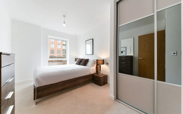 LUXURY Apartment Next to London RAF Museum