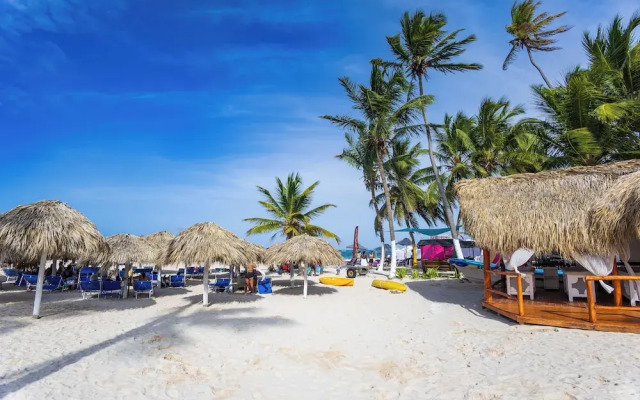 Beachfront 7BR Villa with Pool & Maid
