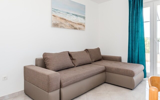 Stunning Apartment in Srima With Wifi and 2 Bedrooms