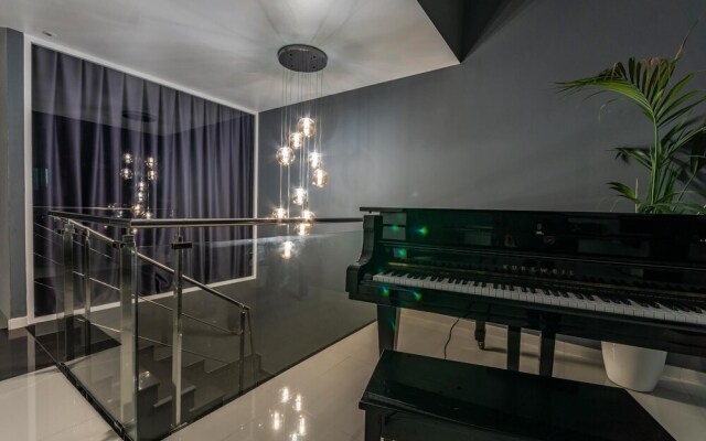 Luxurious Villa. Overflowing Pool 100 Meters From the Beach