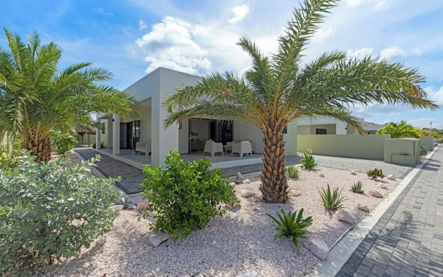 Villa pura vida with pool at mambo beach