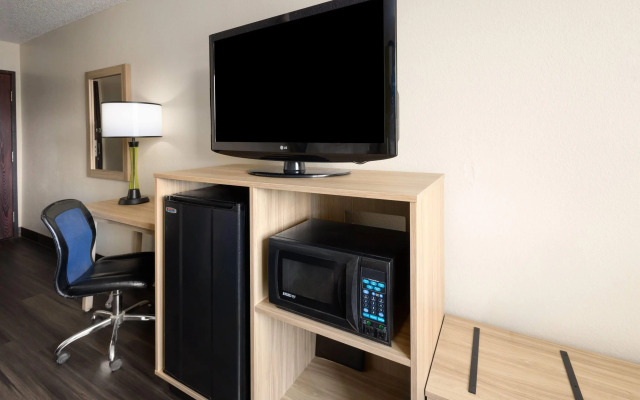 Super 8 by Wyndham South Boston VA