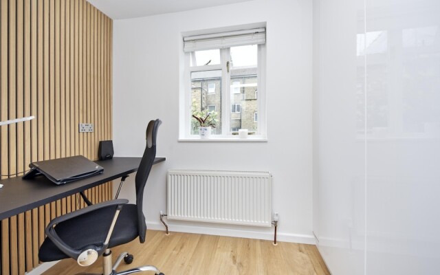 Beautiful Battersea Garden Flat by Underthedoormat