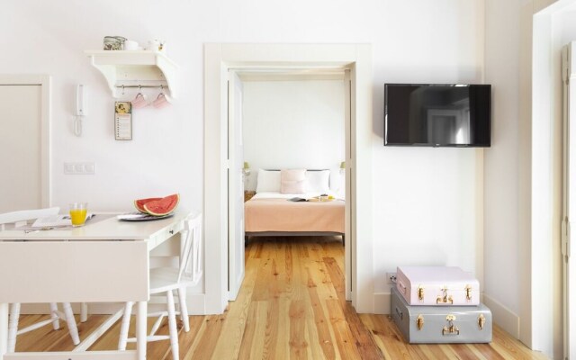 ALTIDO Chic 1BR Apt w/balcony close by Graça Viewpoint & tram stops