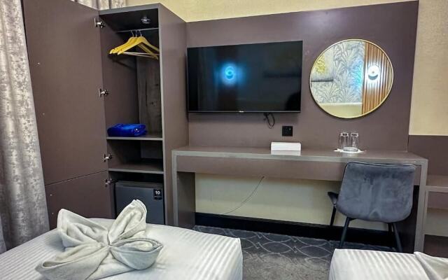 Gold Sky Avenue Hotel
