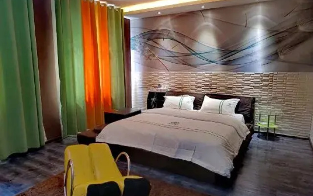 Qujing Zhouzhou Theme Hotel