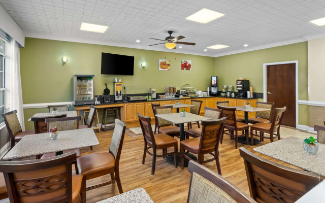 Quality Inn Fayetteville near Historic Downtown Square