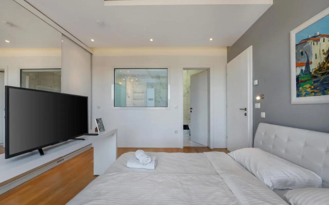 Contemporary apartment with rooftop terrace in Maribor