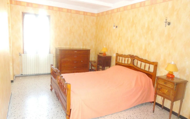 House With 2 Bedrooms in Saint-laurent-la-vernède, With Enclosed Garde