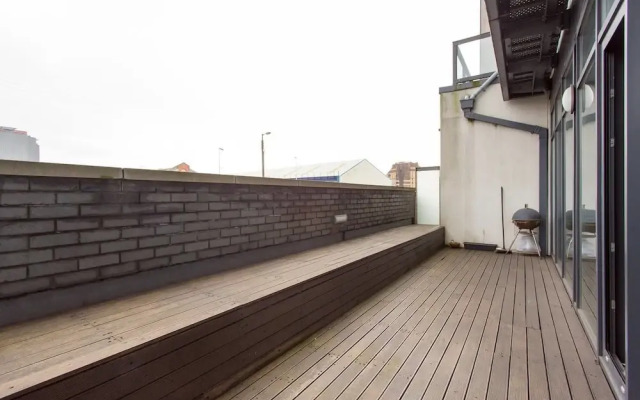Bright Riverside Apt. w/ Terrace