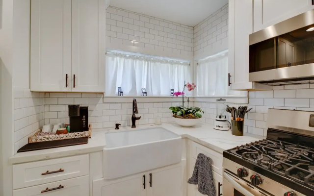 Upscale Whittier Hills Gem: 17 Mi to Disneyland!