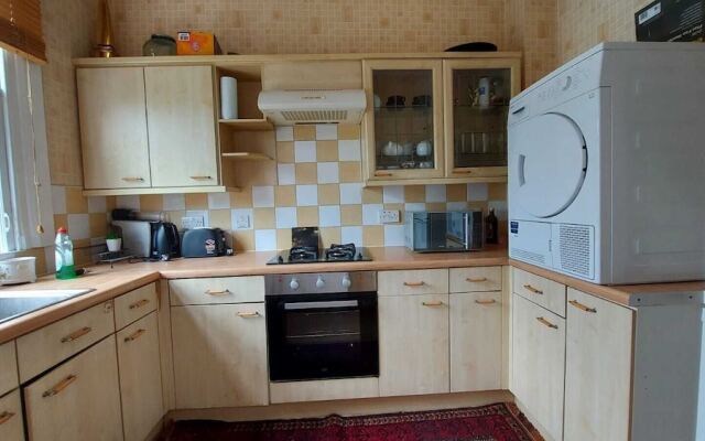 Extra Large One Bedroom Flat With Parking