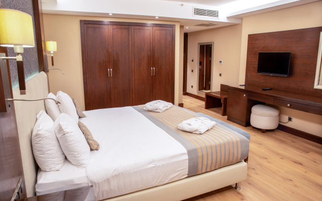 Grand Aras Hotel & Suites