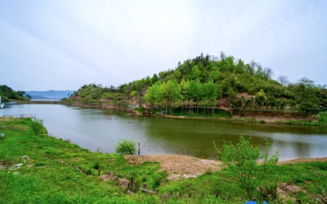 Xishe homestay by Mount Huangshan Lake