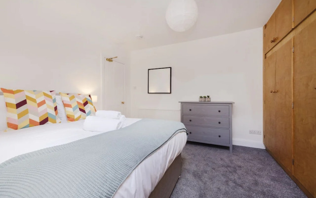 JOIVY Beautiful 2-Br Mews Home, Near Princes Street