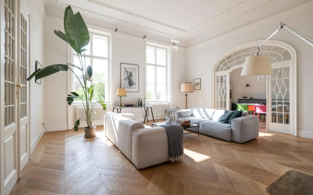 2200SQFT Luxury Apartment in City Center