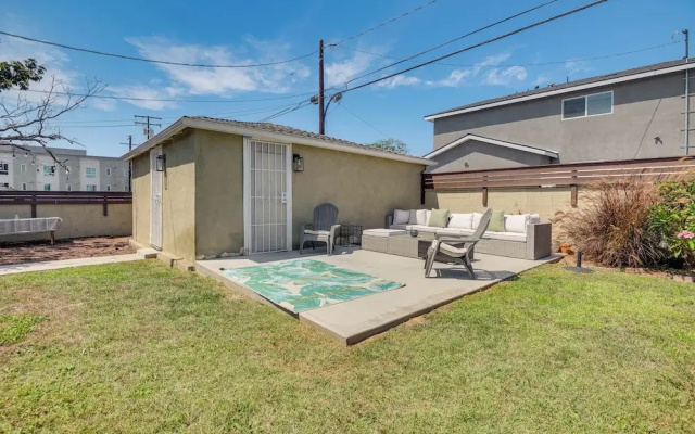4 Mi to Sofi Stadium, Fenced Yard: Modern Retreat!
