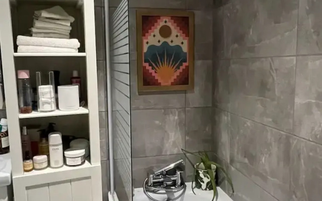 Colourful and Stylish 1 Bedroom Flat in Kensington