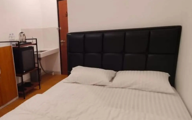 Golden Knight Suites | EcoHome Apartment – Guest Rooms – Tigaraksa