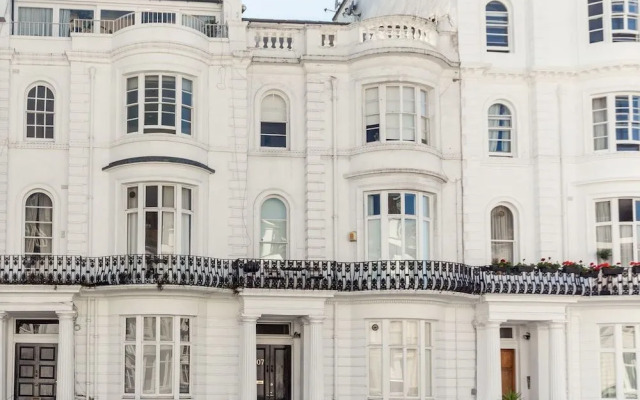 Gloucester Terrace by Lime Street