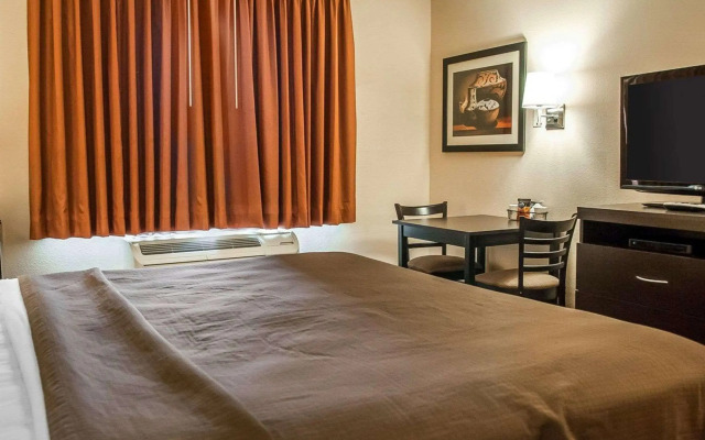 Econo Lodge Inn & Suites