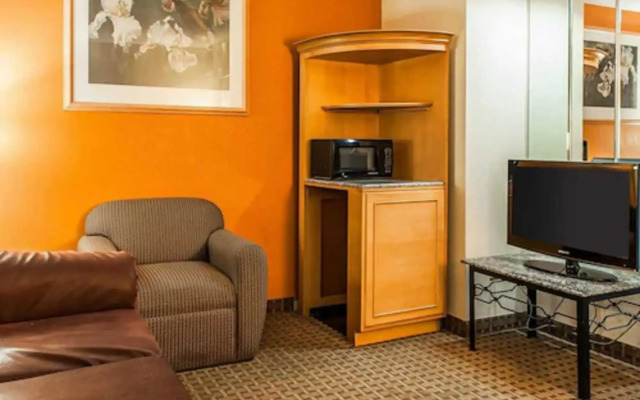 Quality Inn & Suites Shelbyville I-74
