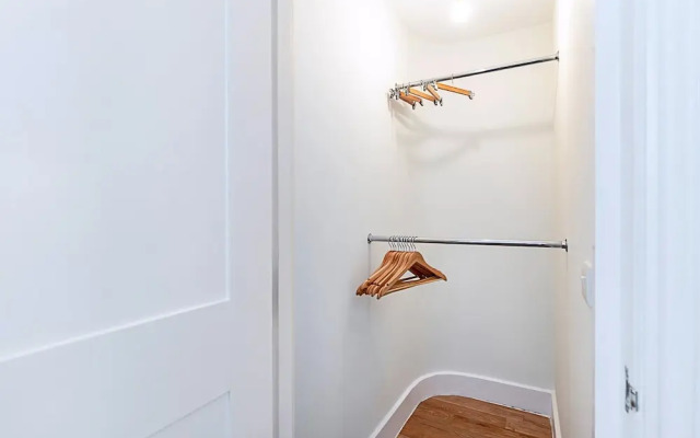 Stylish Chelsea Flat With Luxe Comfort & Charm