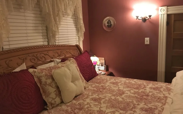 Historic Iron Horse Inn