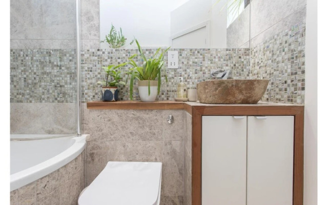 Trendy & Bright Bohemian House in Forest Hill