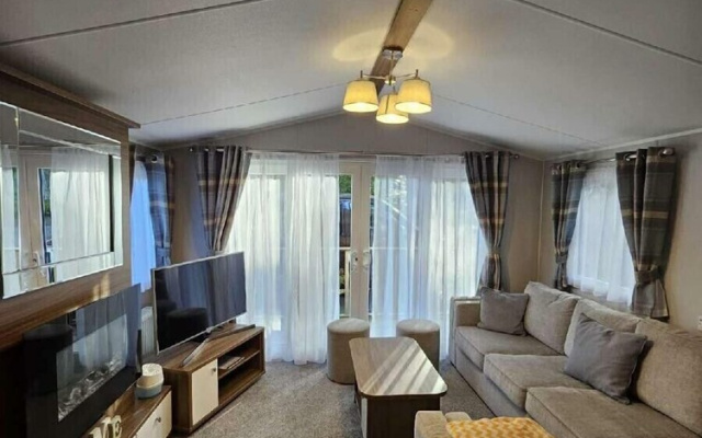 145 Woodside View