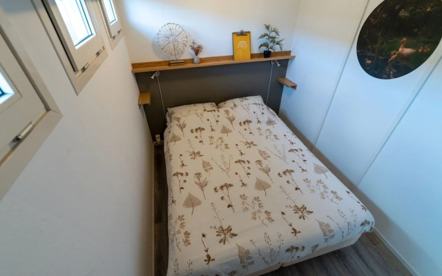 Canal-side Stay, Giethoorn