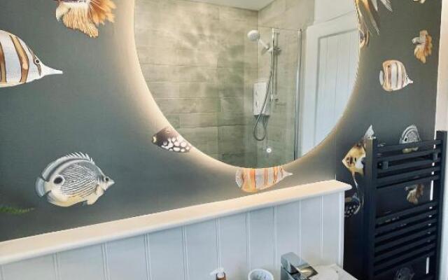 Cotswold Chic Retreats "Jacinabox" 5 Star Chipping Campden-Parking-Garden