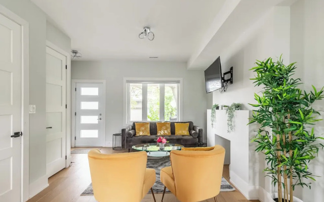 Cozy Houses in Downtown Toronto by GLOBALSTAY
