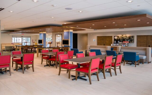 Holiday Inn Express & Suites Tampa East - Ybor City by IHG