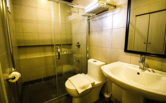 Jade Hotel & Suites
