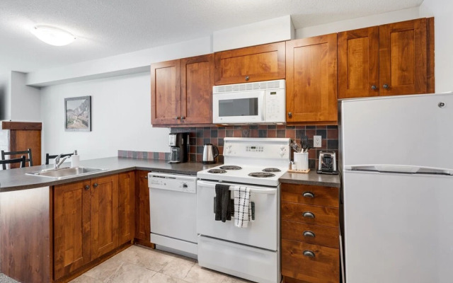 LARGE Studio | Ski In/Out | Pool & Hot Tubs | Central Upper Village Location