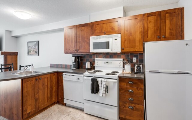 SPACIOUS Studio | Ski In/Out | Pool & Hot Tubs | in the Heart of PANORAMA RESORT